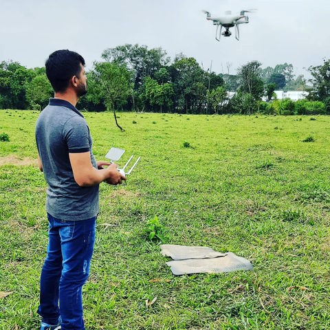 Equipe de engenheiros e topógrafos em obra